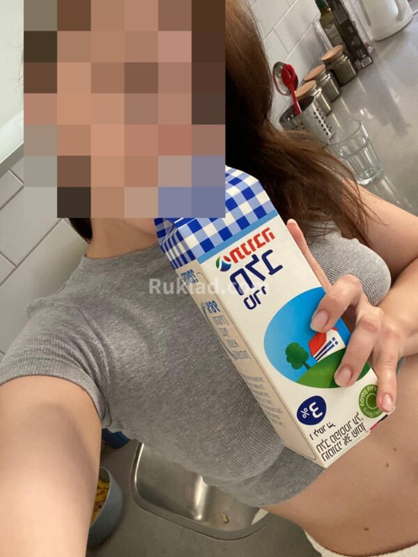 בת השכן בתא אליאנה ללא פוטושופ